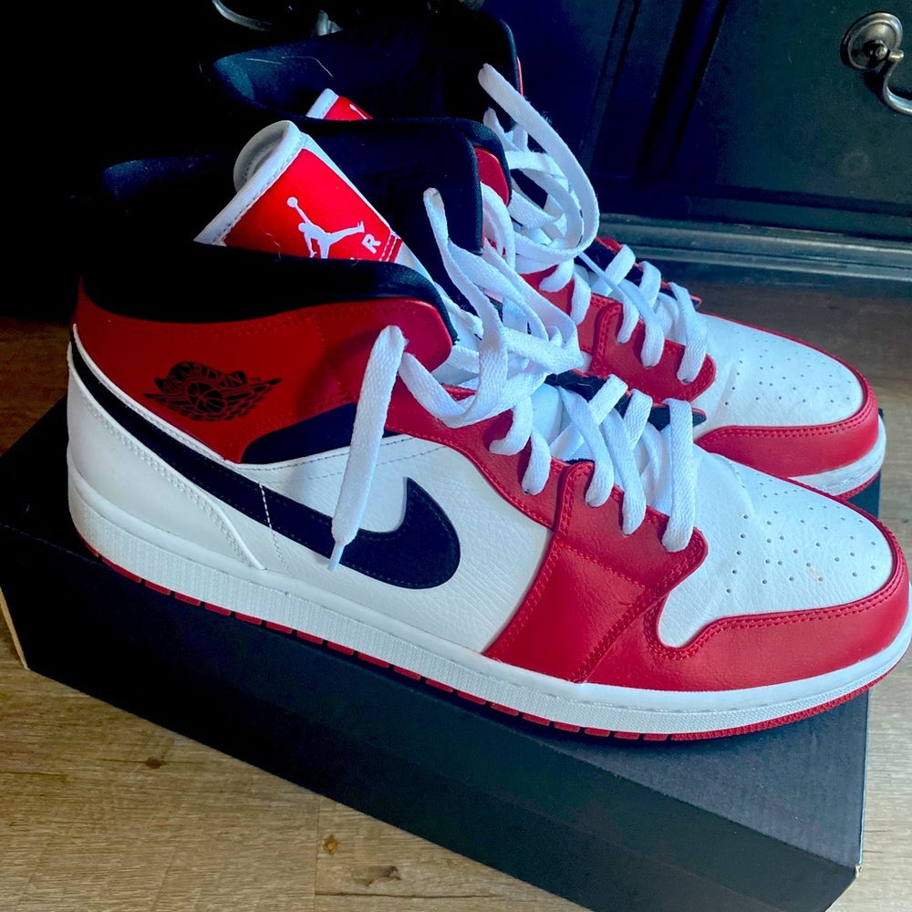 Jordan 1 Mid Chicago
